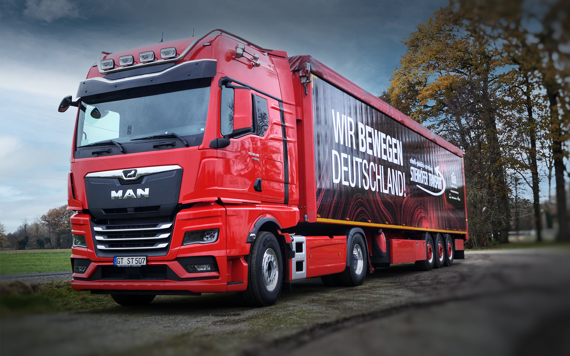 Ein roter LKW mit der Aufschrift "Wir bewegen Deutschland".